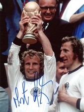 GERMAN FOOTBALL PLAYER 1974 Berti Vogts autograph, IP signed photo