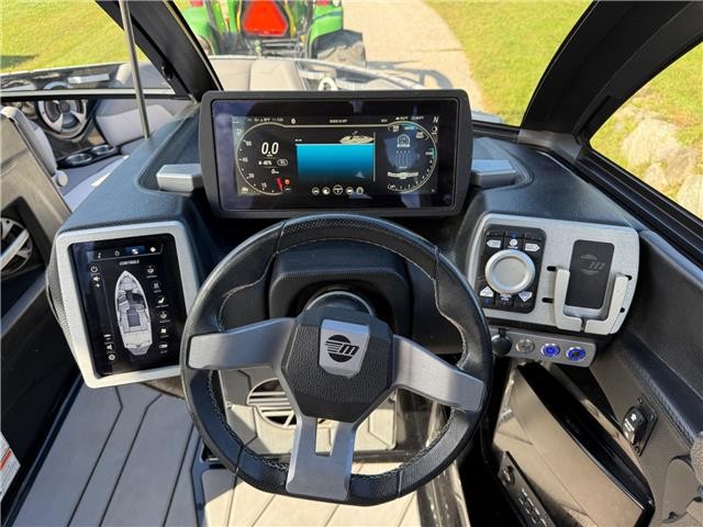 2020 Malibu 23 LSV  Black