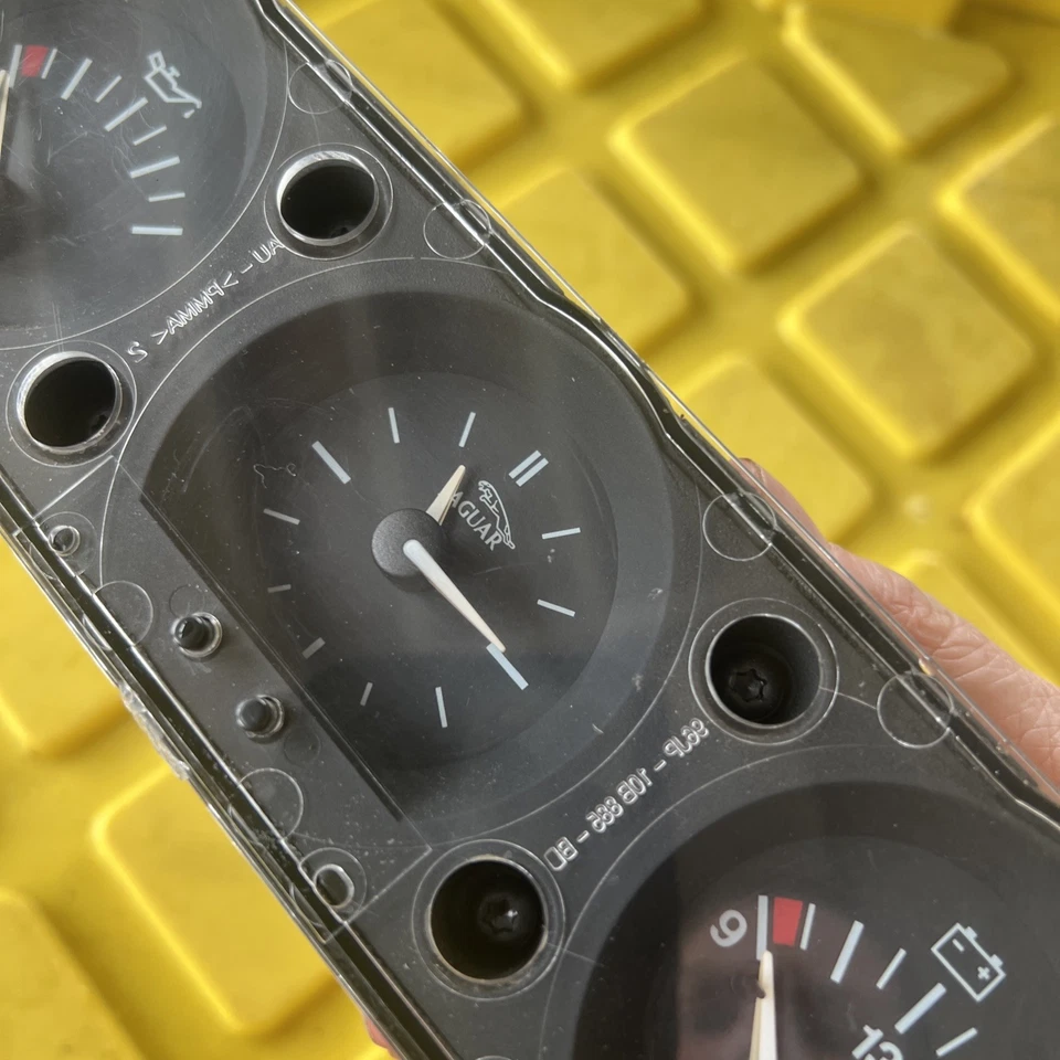 97-03 Jaguar Xk8 XKR X100 Medidores Aceite Reloj Voltios Tablero Foto 4 de 4
