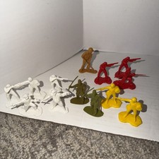 13 PIECE GROUPING OF PLASTIC FIGHTING ARMY MILITARY FIGURES - UNBRANDED VTG