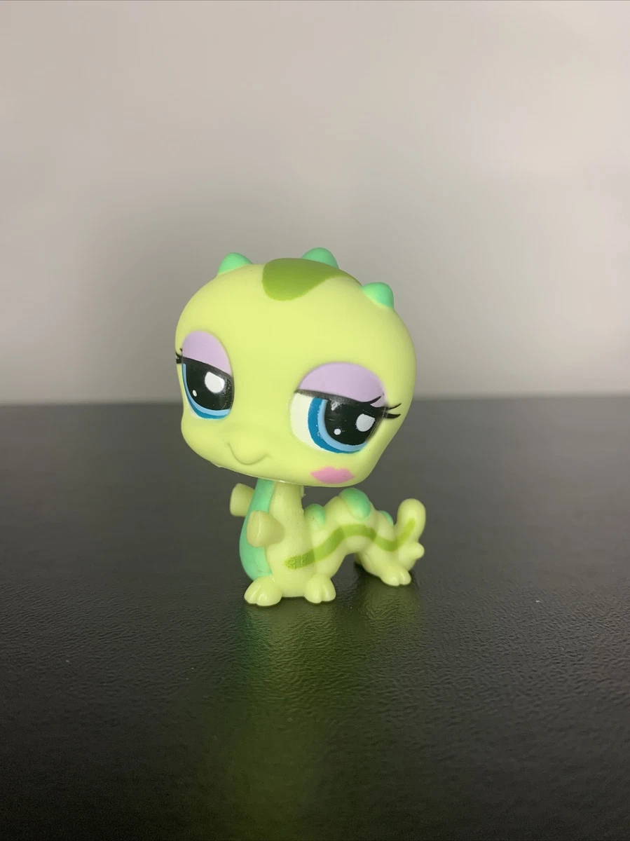 Littlest Pet Shop 1324 Caterpillar Green Kiss Inchworm Blue Eyes LPS