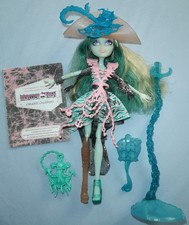 1x Monster High Puppe Vandala Doubloons CDC31 Haunted Verspukt - Lippenabrieb