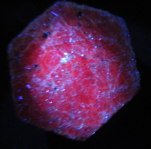 #6 Rubin Kristall Korund Tansania Sechseck 421 ct 37x34x27 mm UV-Fluoreszenz