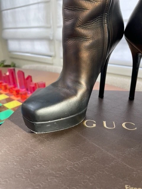 Botines Gucci de cuero negro y bronce con plataforma y tacón de aguja con punta cuadrada Foto 2 de 4