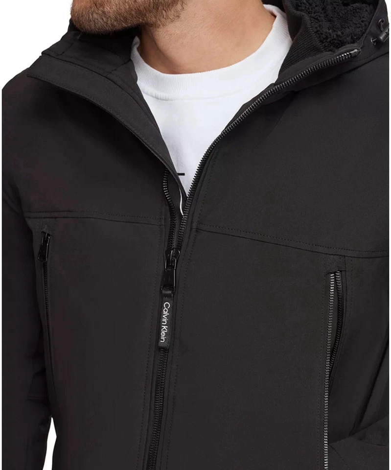 Chaqueta de caparazón suave elástica infinita forrada Sherpa Calvin Klein para hombre Foto 3 de 4