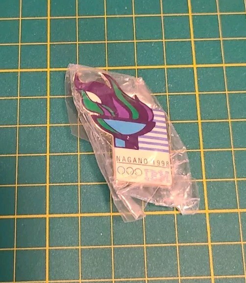Pin's Officiel JO Nagano 1998 IBM – Édition Rare Signée Amingo – Émail Froid