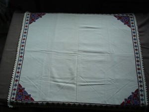 Beautiful Vintage Hand Embroidered Tablecloth 77cm/67cm(30''x26'') P0668