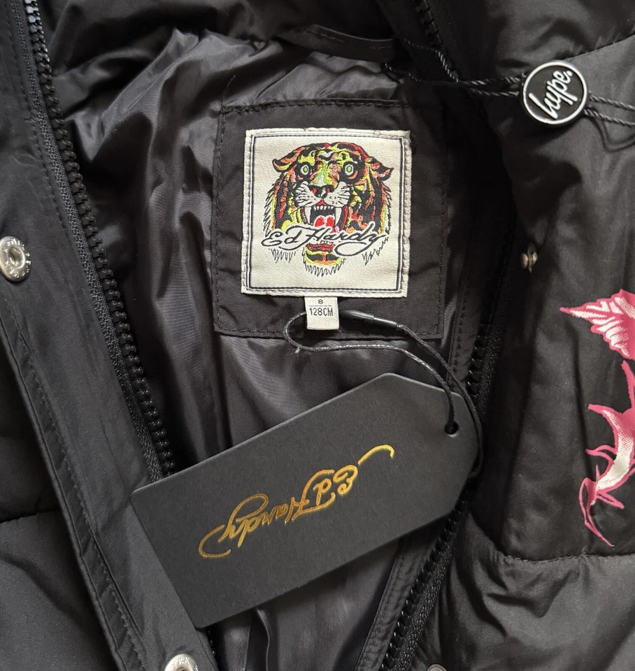 Chaqueta acolchada negra recortada Hype X Ed Hardy NIÑAS TALLA 8 128 CM Foto 3 de 4