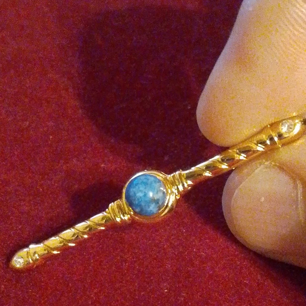 Stabbrosche goldfarben, blauer Rundstein in Zargenfassung, Ansteckverschluss