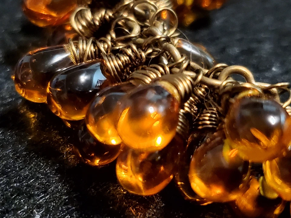 Pulsera hecha a mano envuelta en alambre - cuentas de vidrio lágrima color ámbar - envuelta en alambre Foto 2 de 4