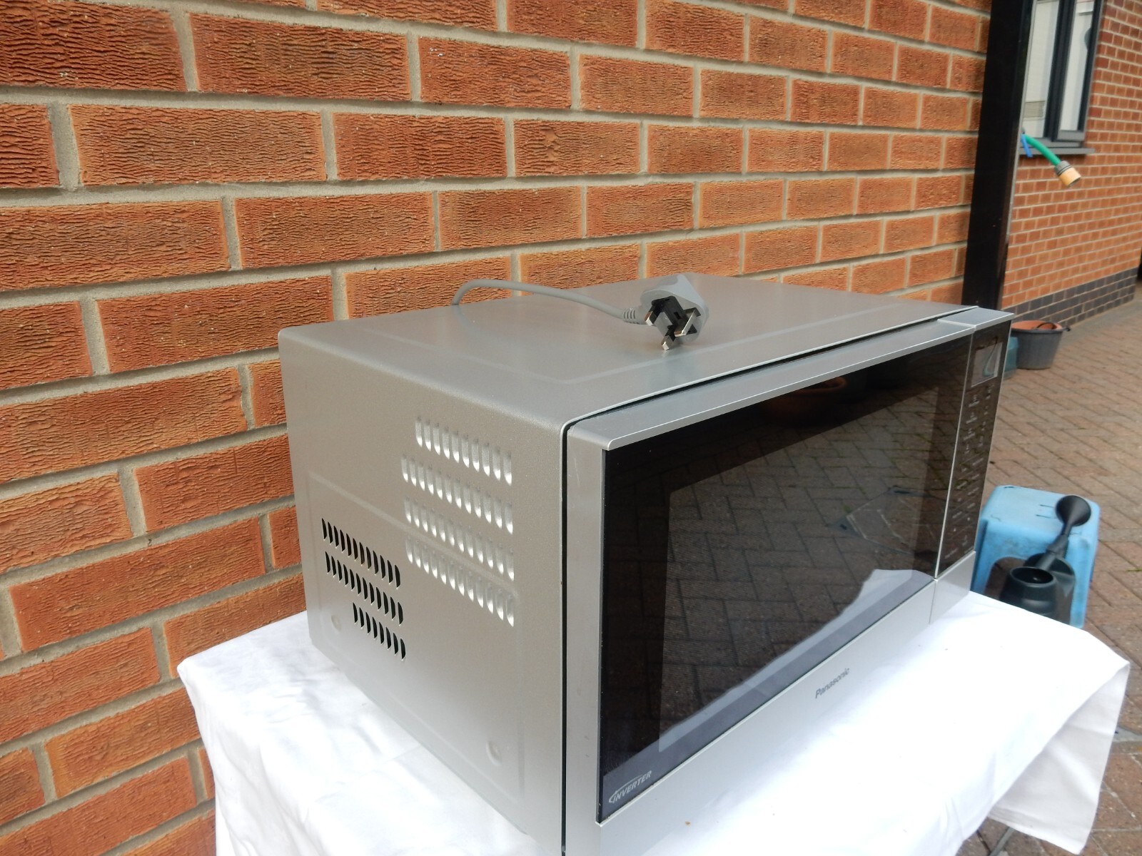 Panasonic NNSF464M Flatbed Countertop Digital Microwave Oven 900W 27L