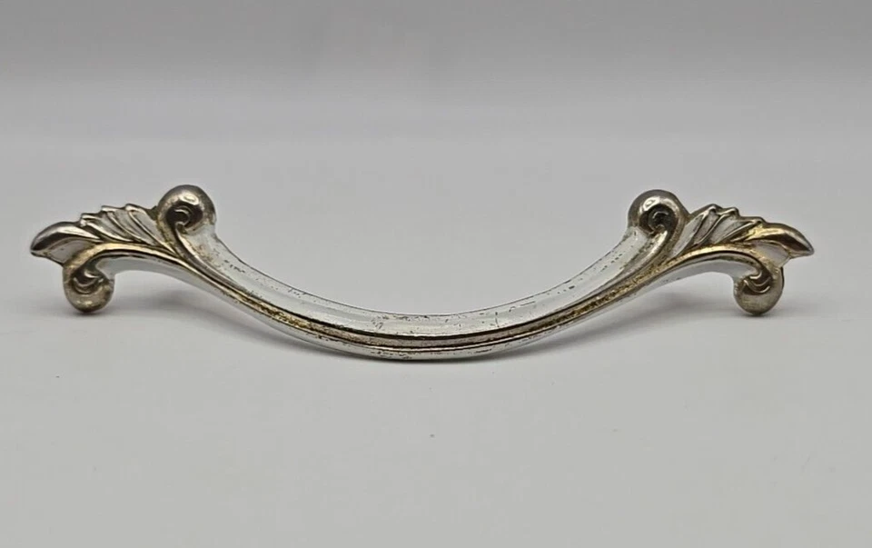 De colección JB Provincial Francés MCM Antiguo Latón con Tiradores de Cajón Blanco - Juego de 3 Foto 2 de 4