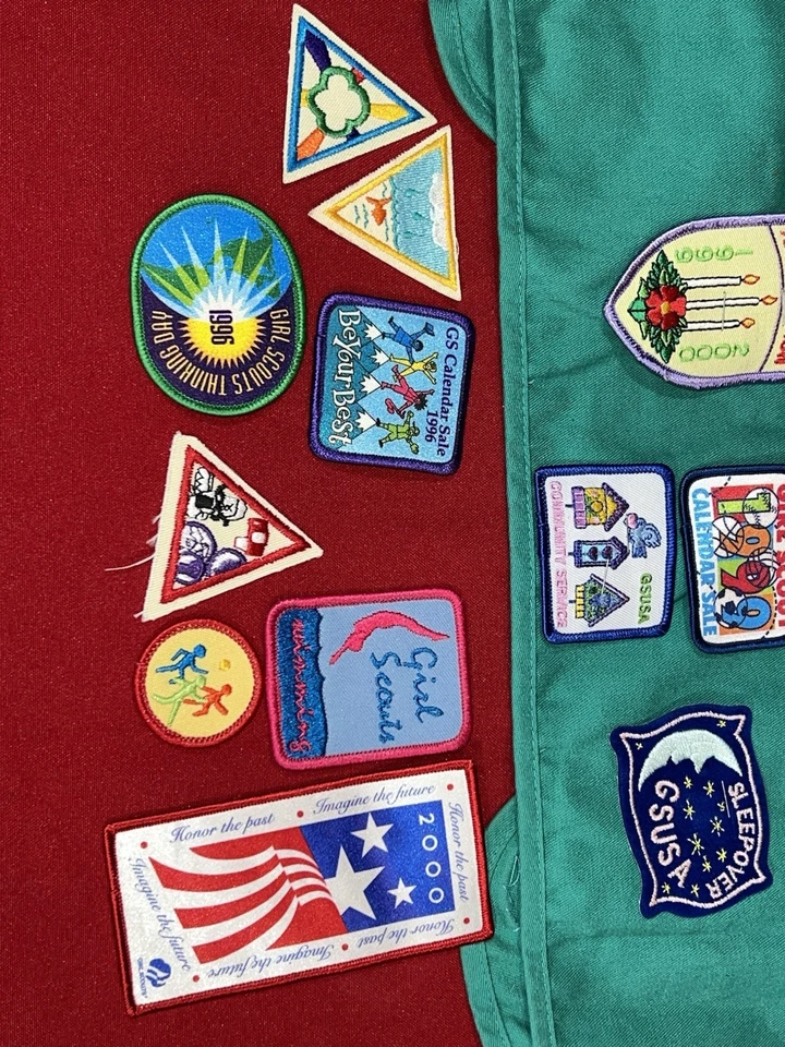 Vintage ‘90’s Brownie Girl Scouts Vest Sash Uniform Patches Lot M 10-12 - Image 4 of 4
