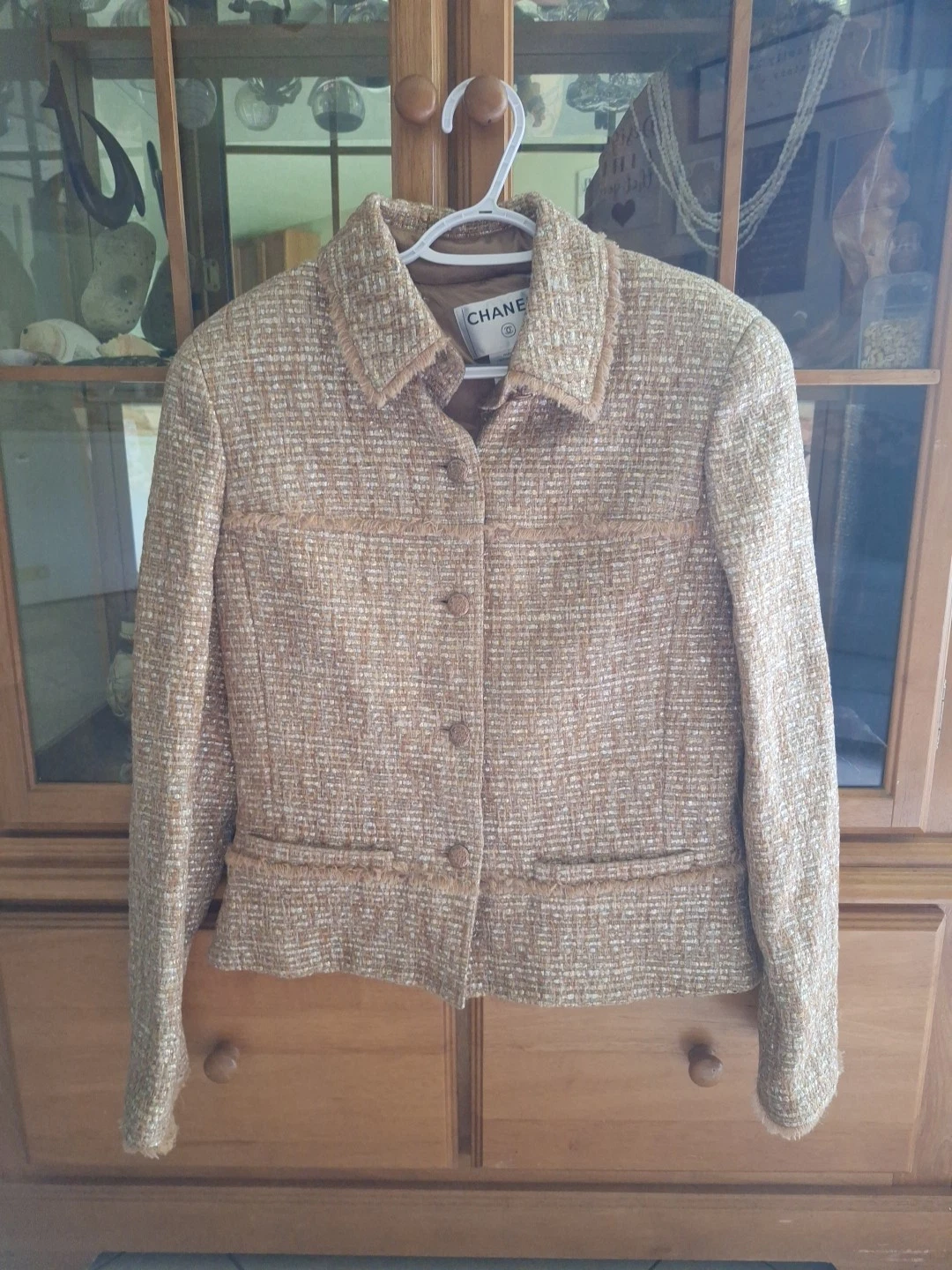 Giacca Chanel in tweed beige con chiusura a bottoni e colletto non un knock off!!