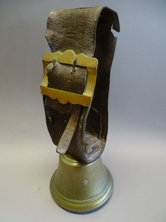 ALLGÄU 19.Jhh 2 alpenländische Kuhglocken Bronze 18 mit Lederriemen & Schnalle