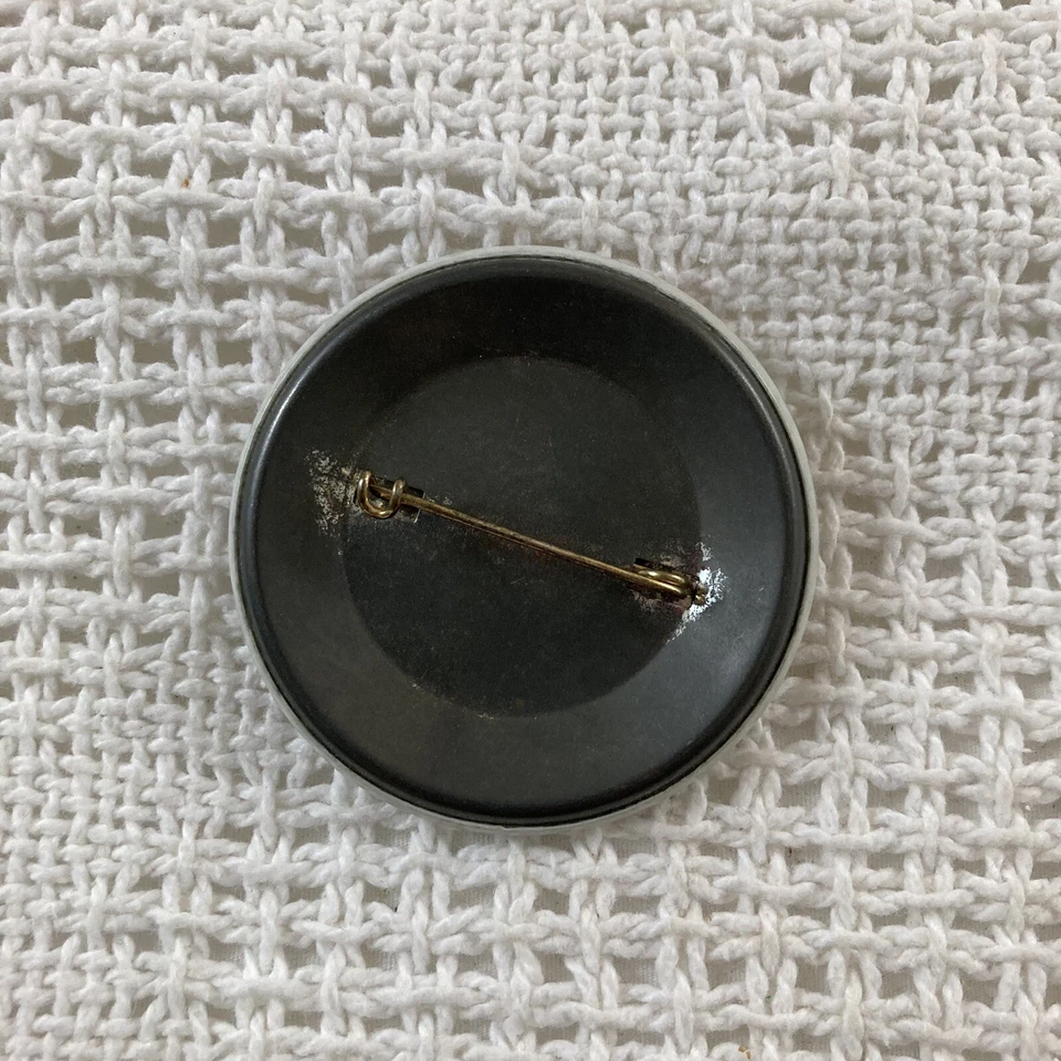 Prendedor de botón Around Here Beech-Nut Is the Tobacco You Chew de colección Foto 2 de 3