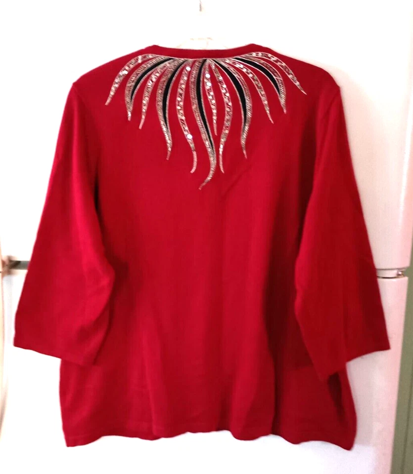 SUÉTER BOB MACKIE WEARABLE ARTE ROJO BORDADO ADORNADO CON BOTONES TALLA 1X Foto 3 de 4