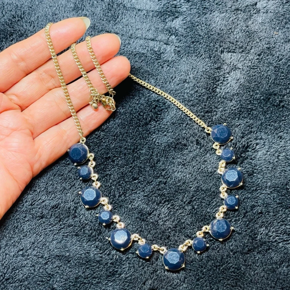 J. Collar Crew Tono Dorado Distintivo con Piedras Facetadas Azul Marino Cadena Ajustable Foto 4 de 4