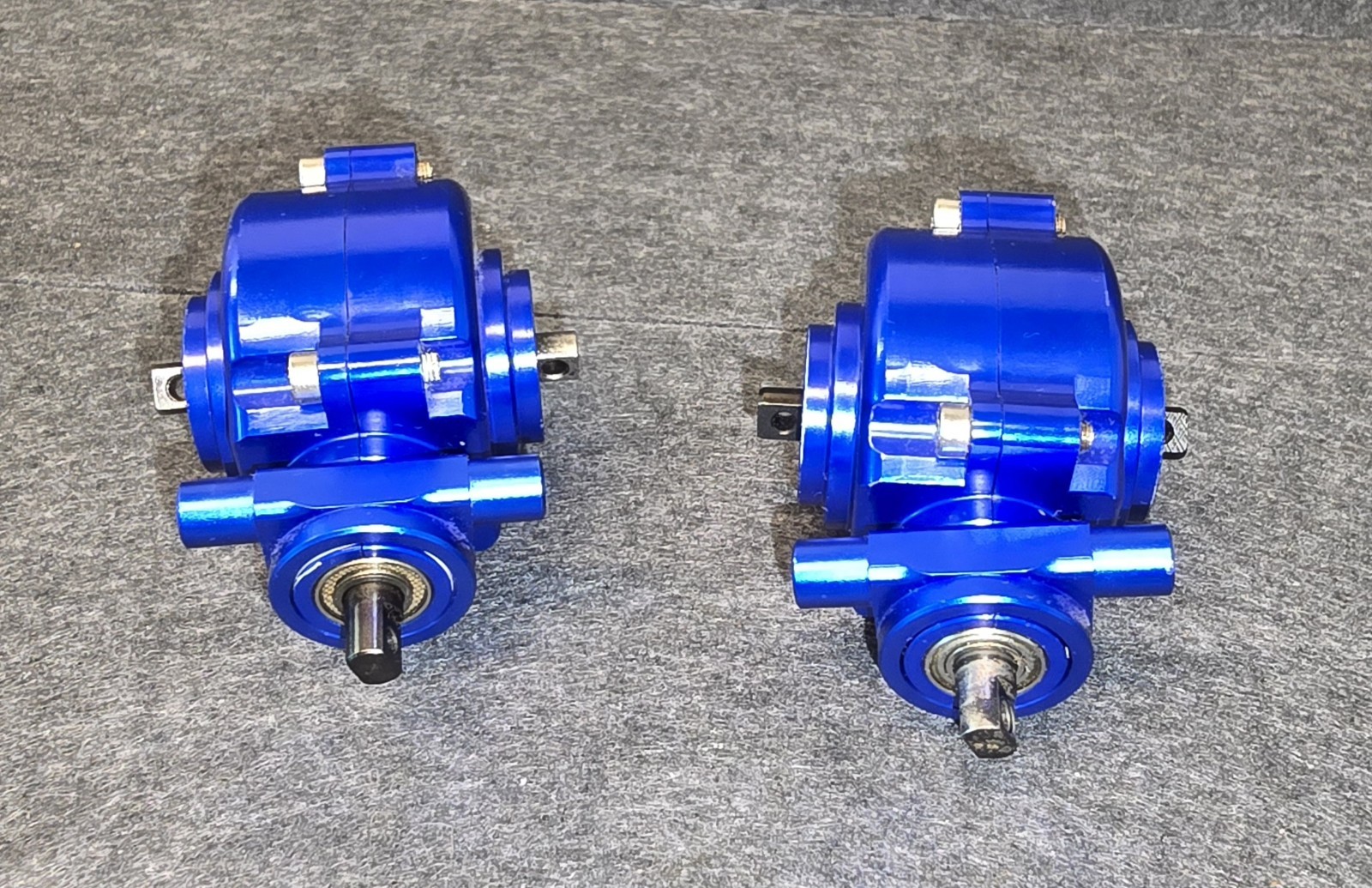 Supermaxx HCR T-Maxx 2.5 E-Maxx 3906 Blue Aluminum Differential Diff Cases RARE