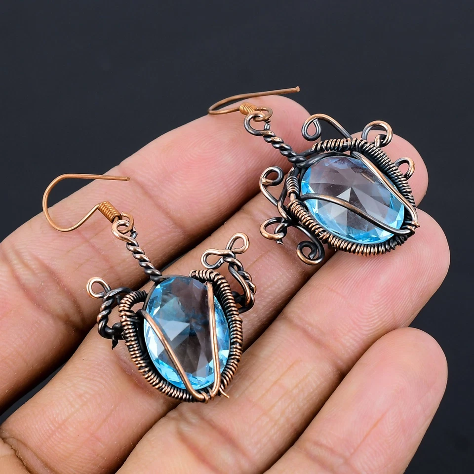 Hermosos pendientes de joyería hechos a mano con piedras preciosas de topacio azul envoltura de alambre de cobre Foto 4 de 4