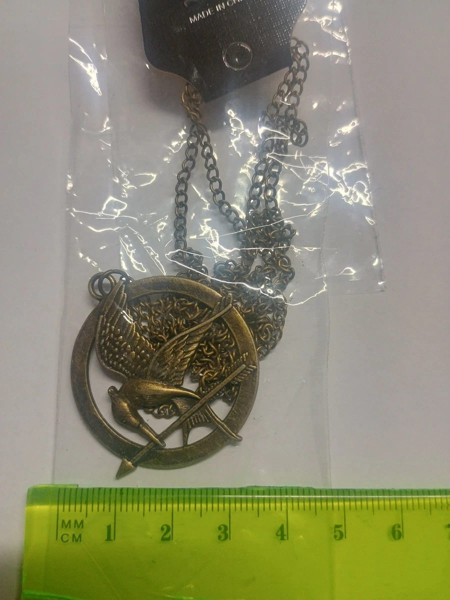 Collana realizzata a mano con catenella in metallo dorato con ciond