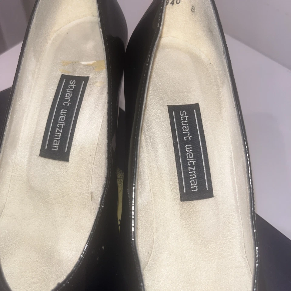 "Bomba Stuart Weitzman de charol negro con tachuelas en tacón de 2,75"" talla 8,5 B" Foto 4 de 4