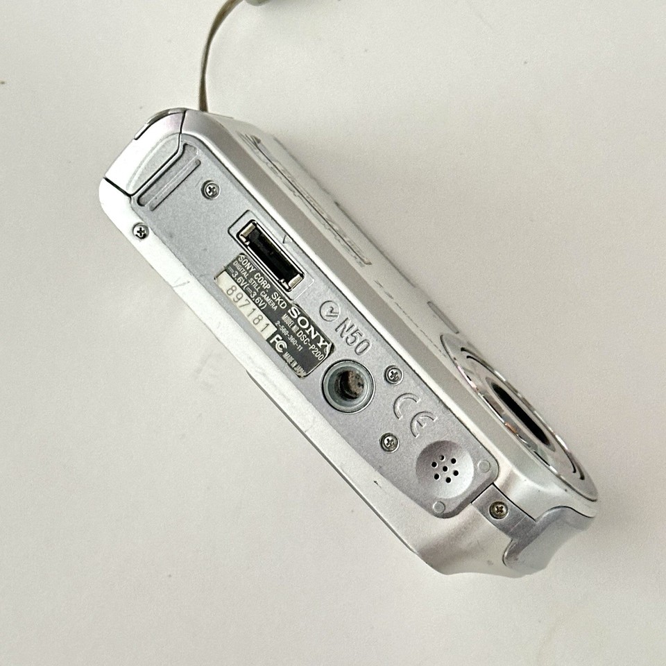 Sony Cybershot DSCP200 7.2MP Digital Camera WORKS No Charger No