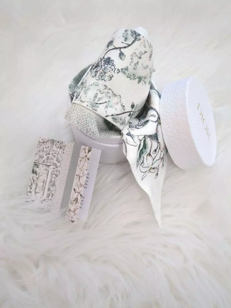 Authentique écharpe Christian Dior motif rayures fleurs vertes avec boite décontractée