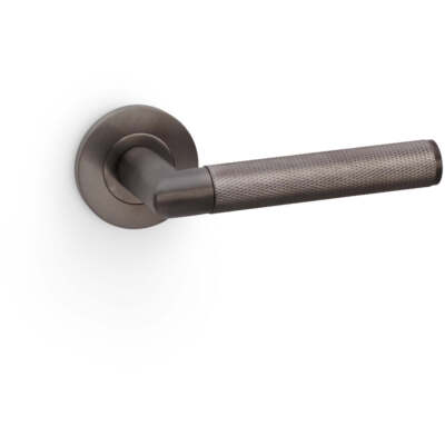 MASSIVMESSING gerändelt Türgriff-Set - dunkelbronze gehrter Hebel auf runder Rose