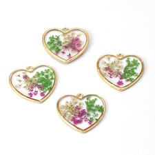 C 8PCS Gold Tone Dried Pressed Flower Resin Heart Shape Charm Pendant GYX2305