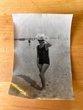 Donna in costume da bagno anni 90 mare spiaggia stile giovane donna foto vintage