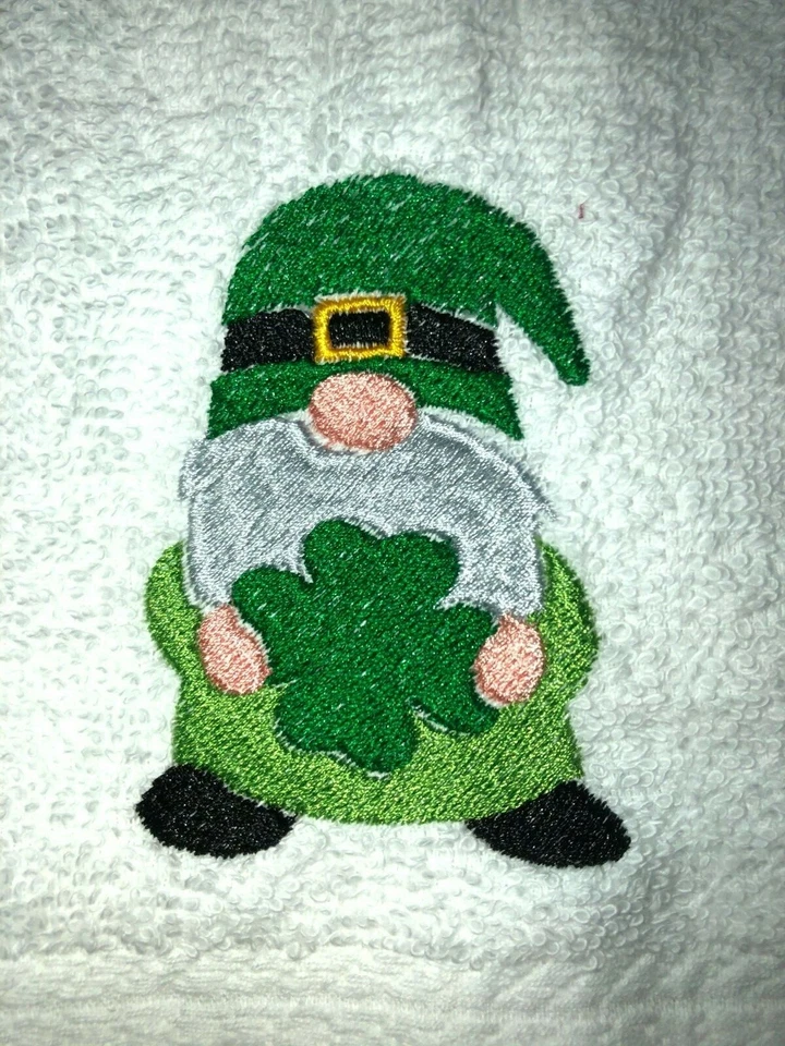 Toalla de mano de baño blanca bordada con trébol para gnomo día de San Patricio Foto 2 de 3