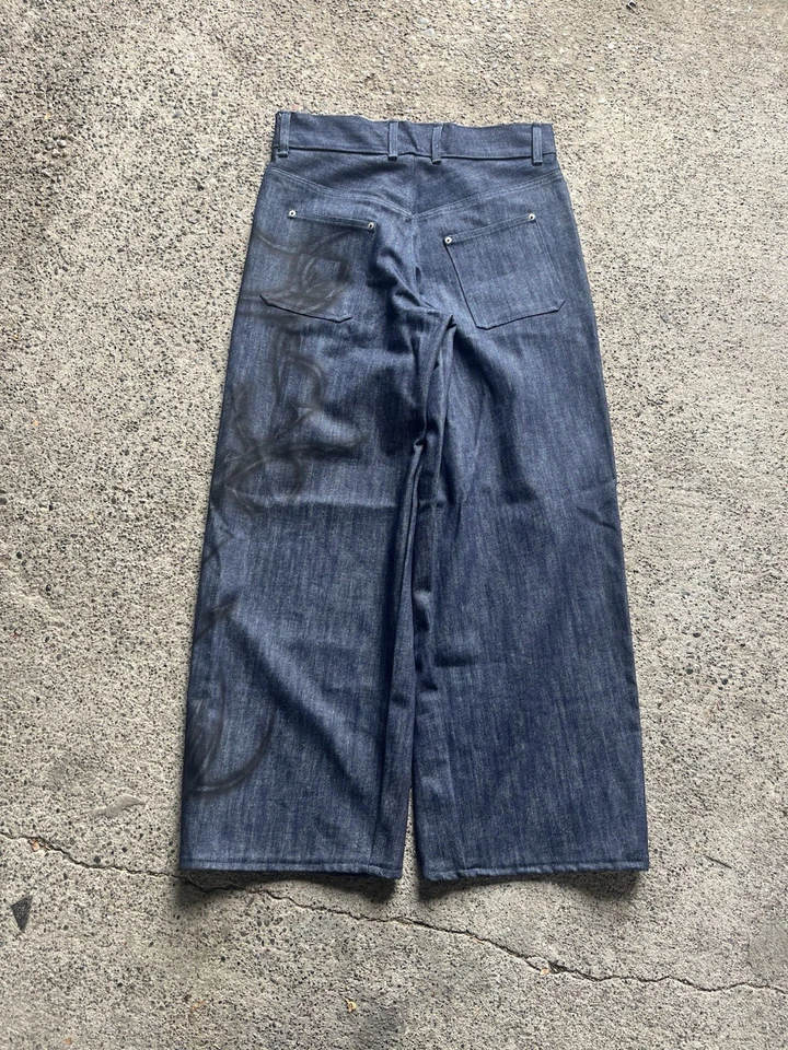 Denim azul holgado corte y cosido 1 de 1 con aerógrafo personalizado Foto 4 de 4