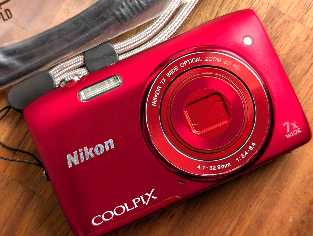 N MINT Nikon COOLPIX S3500 7x 20.0MP Compact Digital Camera