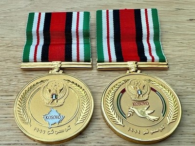 2 seltene Original Medaillen Vereinigte Arabische Emirate Kosovo Humanitär & Frieden 1999.