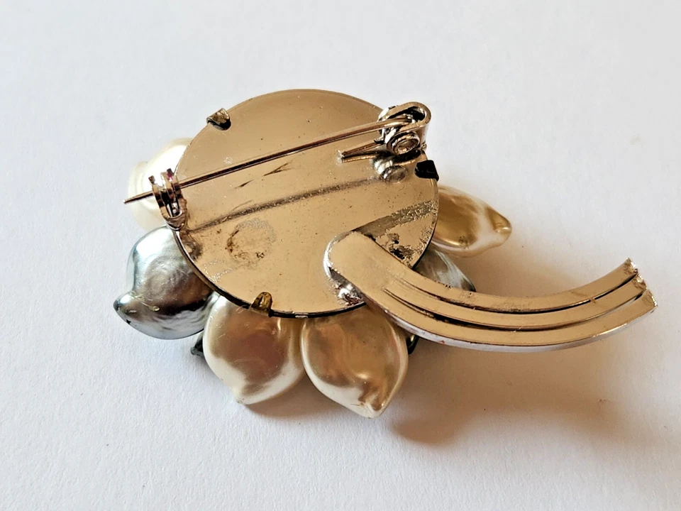 Broche prendedor flor madreperla tono plateado gris blanco clásico iridiscente Foto 3 de 4