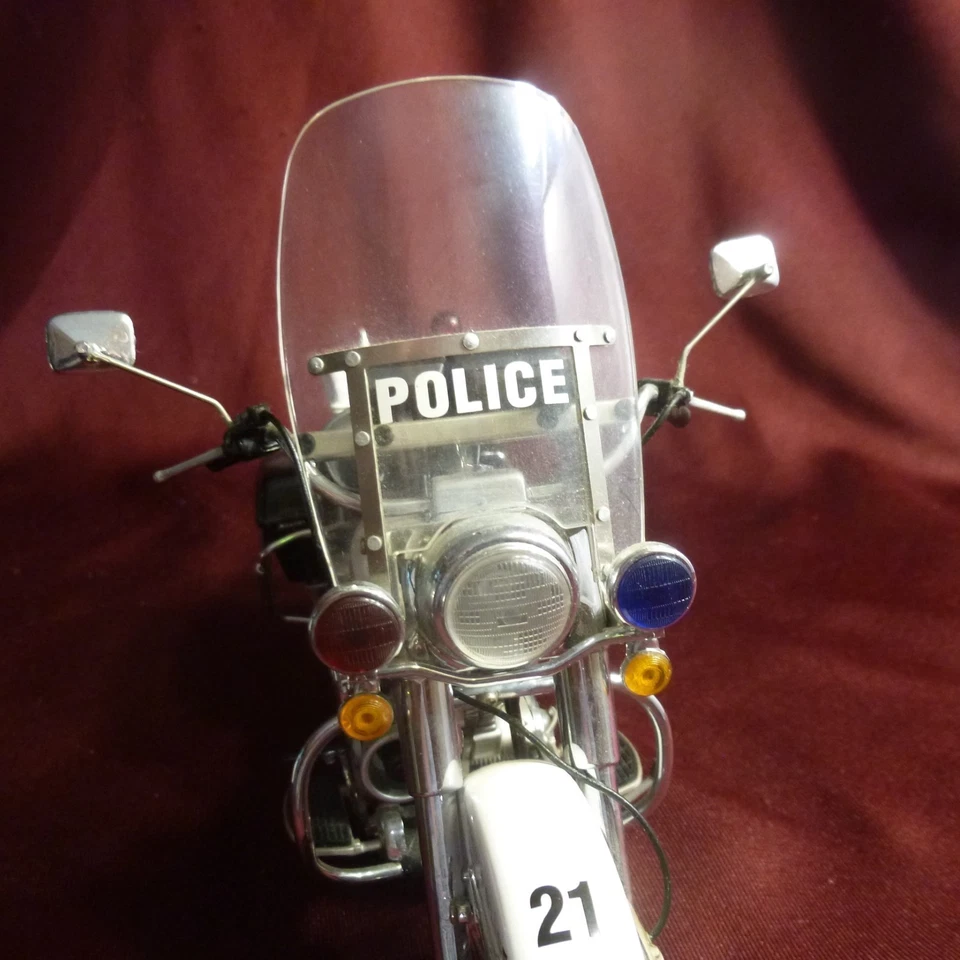 Franklin Mint 21 Harley-Davidson 1976 Electra Glide Police Motorcycle 1:10 scale - Image 2 of 4