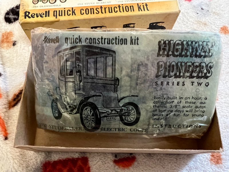 Highway Pioneers Series Two 1910 Studebaker Electric Coupe Revell Kit 1952