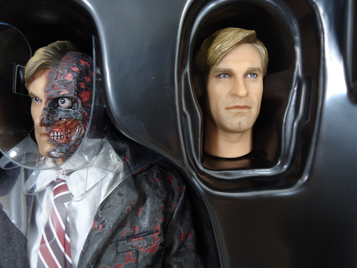 ジャンク　ホットトイズ　トゥーフェイス1.0 mms081 Amazon.co.jp: Movie Masterpiece BATMAN : THE DARK KNIGHT - TWO