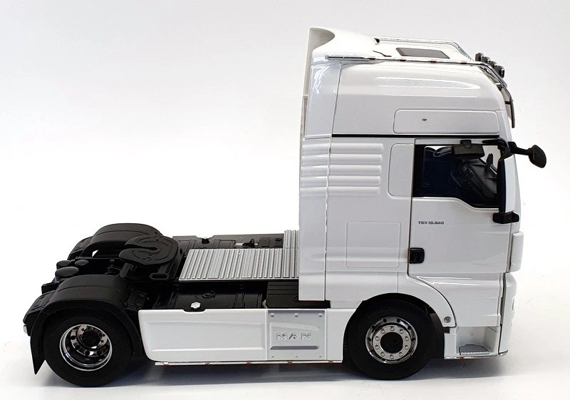 Premium ClassiXXS 1/18 Scale Model Truck PCL30201 - 2018 MAN TGX XXL - White - Image 4 of 4