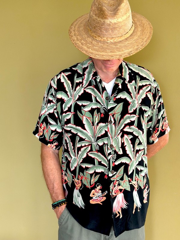 VINTAGE. AVANTI SILK HAWAIIAN SHIRT - HULA GIRLS & PALM TREES - SIZE LARGE