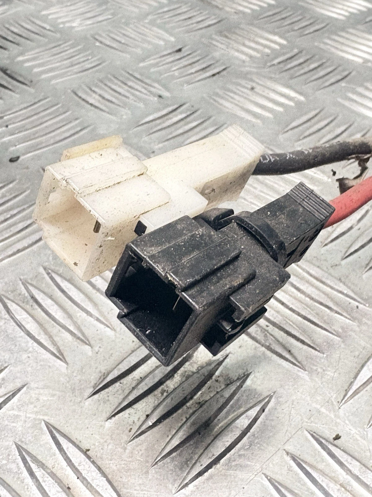 Ford Focus PTC auxiliary heater 3M51-18K463-FD connector and side view