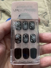 DASHING DIVA MAGIC PRESS NAILS 30 MEDIUM SQUOVAL BLACK SNOWFLAKES NEW
