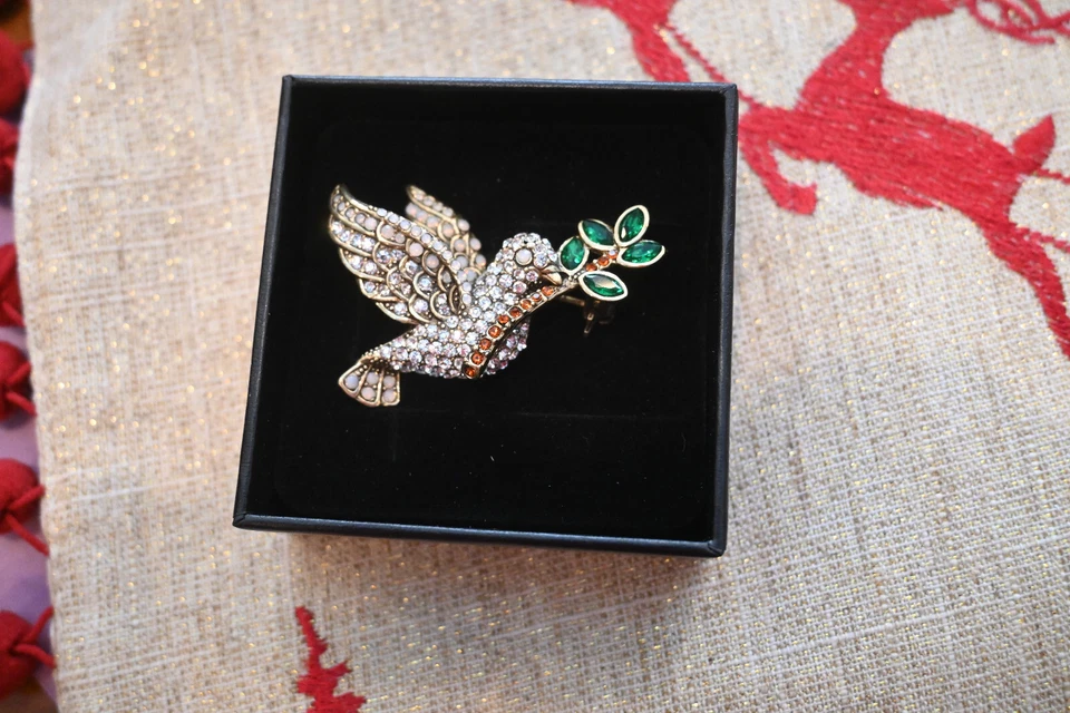 Nuevo HEIDI DAUS Holiday LOVEY DOVEY Pájaro con Rama Pin Broche de Cristal Navidad Foto 3 de 4