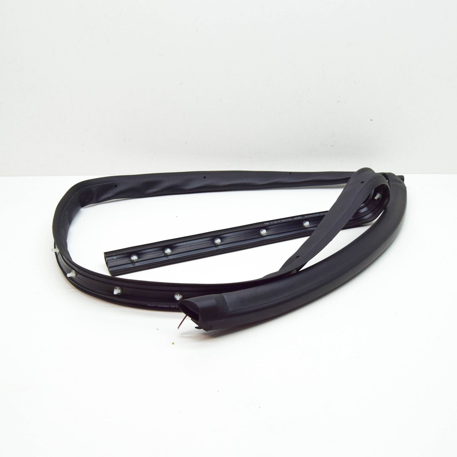 NEW SKODA KAROQ NU REAR RIGHT LOWER DOOR SEAL RUBBER 575839120C9B9