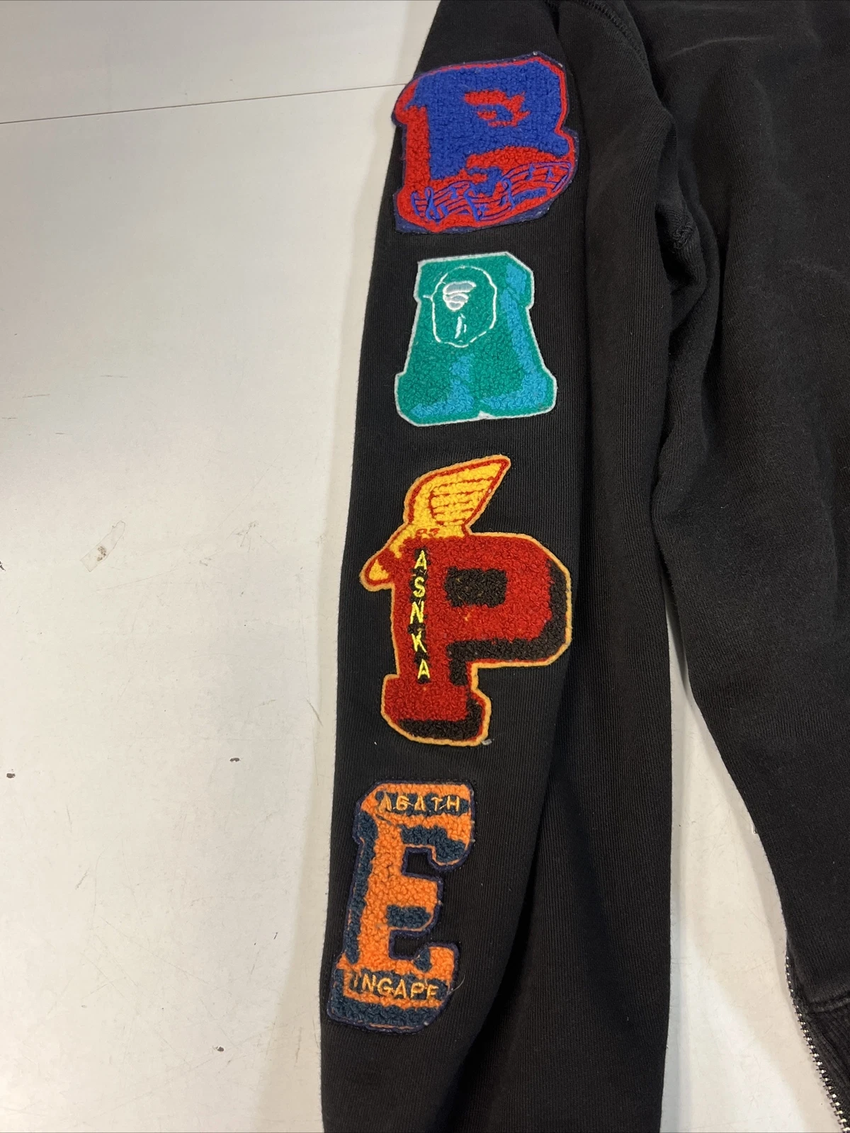 A BATHING APE (BAPE) Felpa con cappuccio con cerniera laterale ricamo testa a scimmia nera taglia L usata