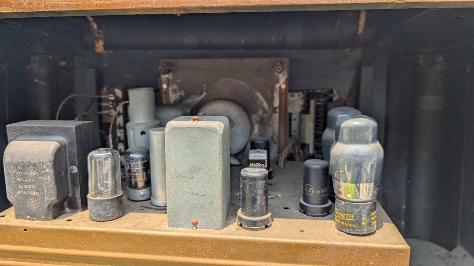 Vintage 1942 Zenith 10-S-669 Console Tube radio Works Rare!!