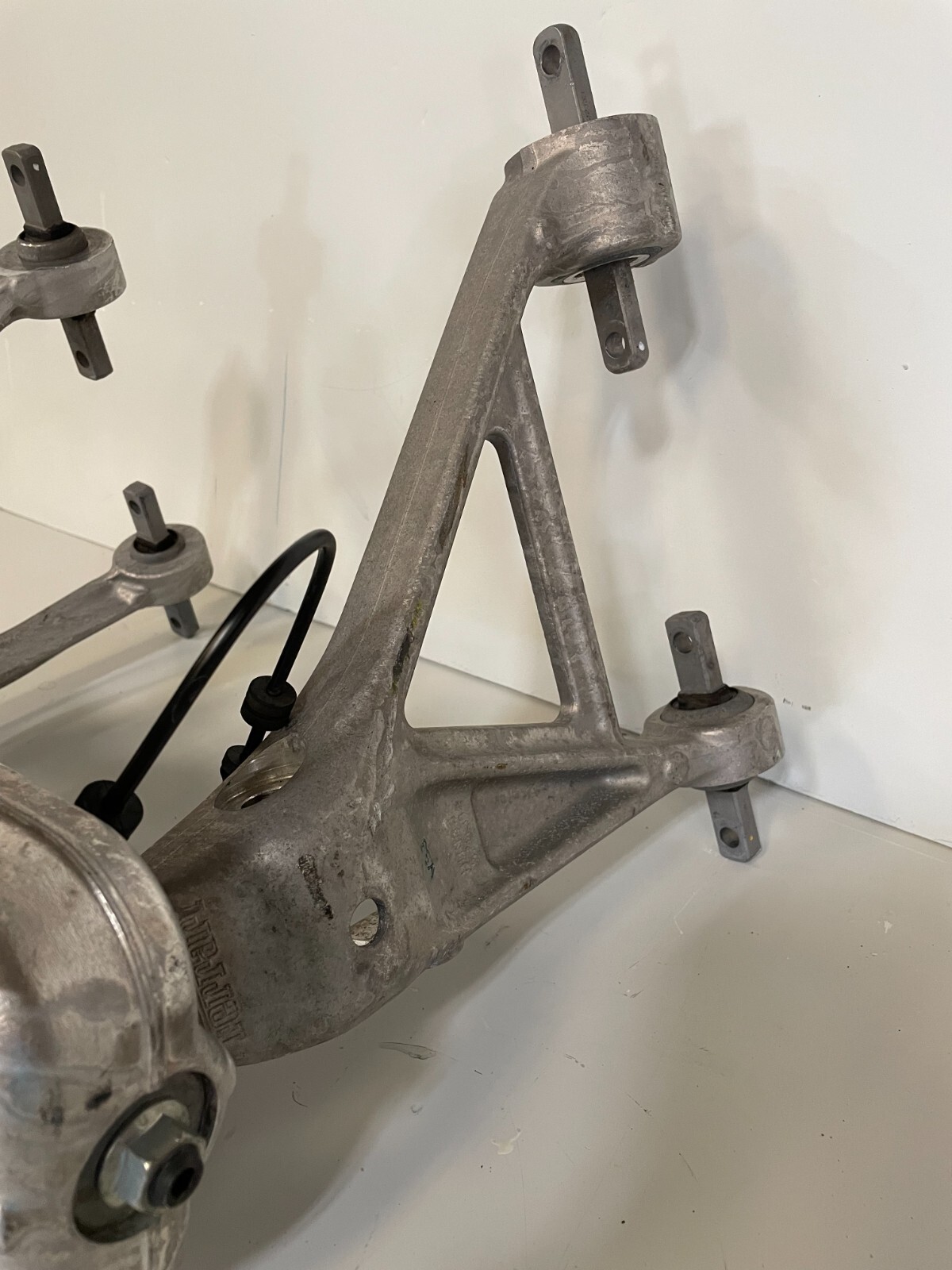 Ferrari California FRONT RIGHT SPINDLE KNUCKLE ARM 237286 235133 (3k miles)