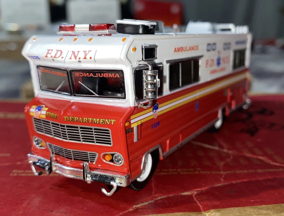 1-1 Kitbash 1/64 FDNY RESCUE AMBULANCE NEW YORK FIRE DEPARTMENT 1-1 Custom Made - Image 3 of 4