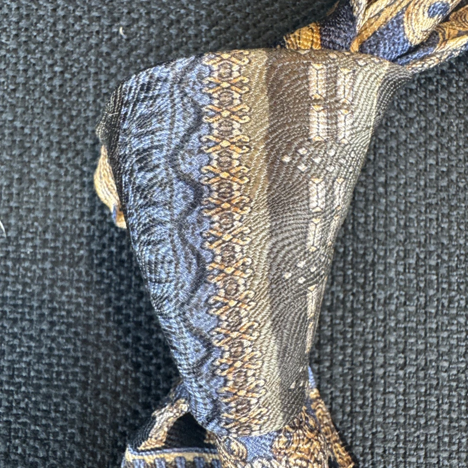 Corbata Meeting Street azul dorado cachemir para hombre 100 % seda 59 x 3,75 Foto 3 de 4